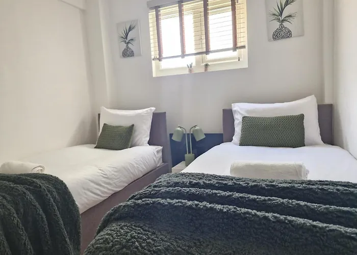 Elite Service Accommodation 5Min To Tram, Direct To , 5 Min Drive To High Street & M60 J17